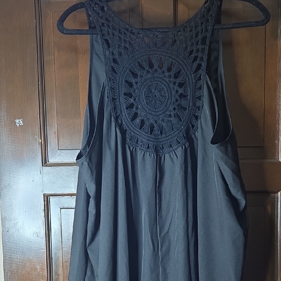 Black Sleeveless V-Neck Top - Picture 2 of 2